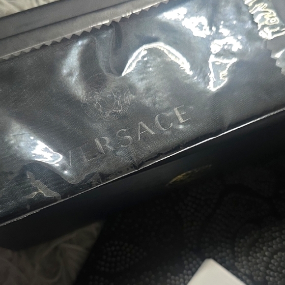 Versace Black W/ Iconic Design On Sides Women's Sunnies (NWT)(FULL INCLUSION)🖤✨ - Picture 5 of 8
